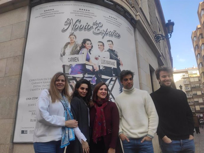 La consejera municipal de Cultura, Educación y Turismo, Sara Fernández, junto al elenco de "El novio de España", formado por Marta Valverde, Carmen Raigón, Christian Escuredo y Dídac Flores.