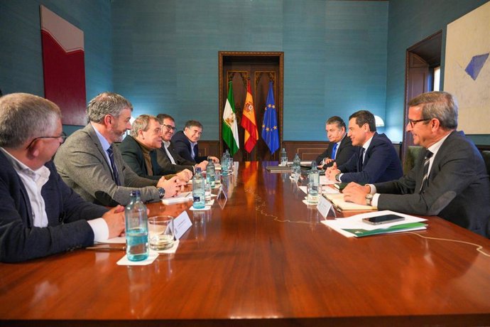 El presidente de la Junta, Juanma Moreno, ha mantenido un encuentro en San Telmo con el secretario general de UGT-FICA, Mariano Hoya, y con el secretario general de UGT Andalucía, Oskar Martín, con los que ha abordado distintos temas de interés regional.