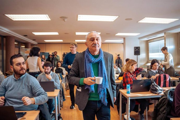 El secretario general de UGT, Pepe Álvarez (d), durante un desayuno informativo, en la sede de la UGT, a 11 de enero de 2024, en Madrid (España). El desayuno ha analizado la situación política, económica y social actual, además de presentar las principa