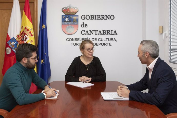 Reunión de la consejera de Cultura, Eva Guillermina Fernández, y el alcalde de Guriezo.