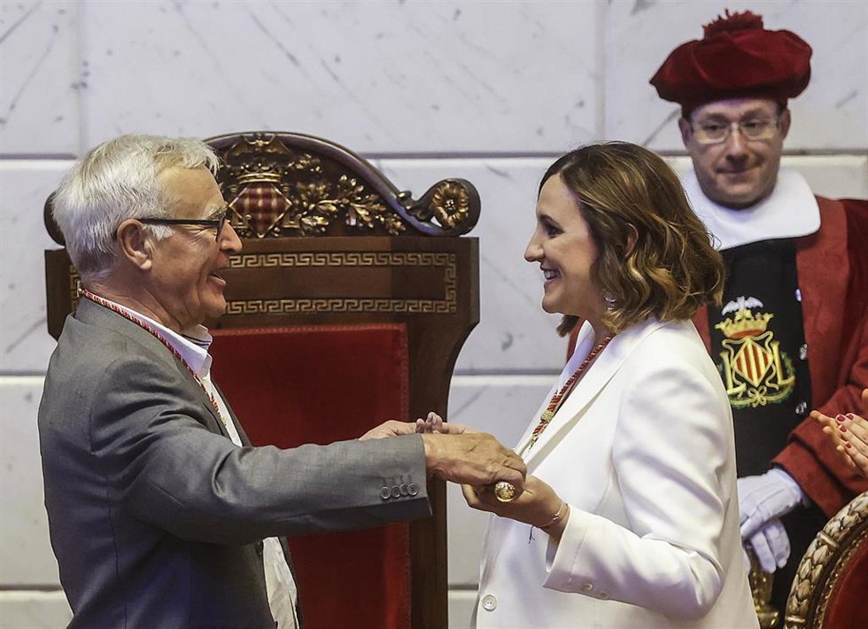 Archivo - Joan Ribó entrega la vara de mando a M José Catalá en una imagen de archivo