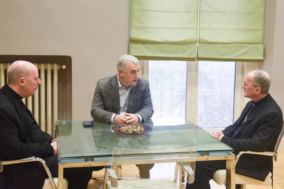 Reunión de José Luis Vega y el obispo Julián Ruiz Martorell .