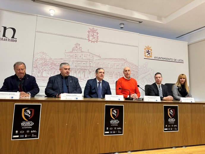 Responsables de las federaciones internacional, europea y española de halterofilia; el alcalde de León, el director general de Deportes y la diputada de Deportes, durante la presentación del campeonato.