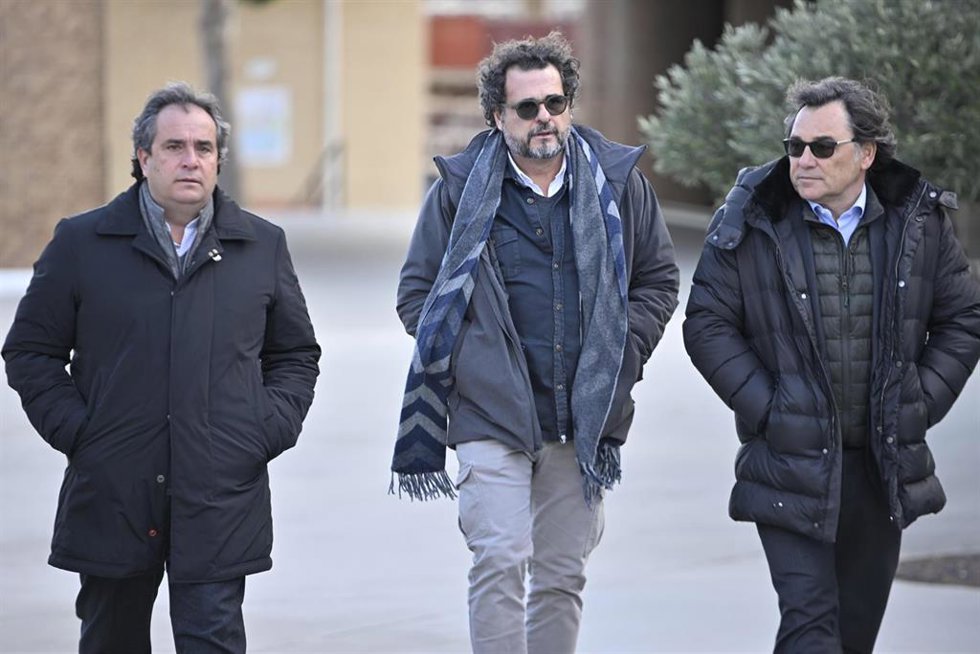 El director general del Real Zaragoza, Raúl Sanllehí (1d), a su llegada al tanatorio del expresidente de Telefónica, César Alierta, a 11 de enero de 2024, en Zaragoza, Aragón (España).