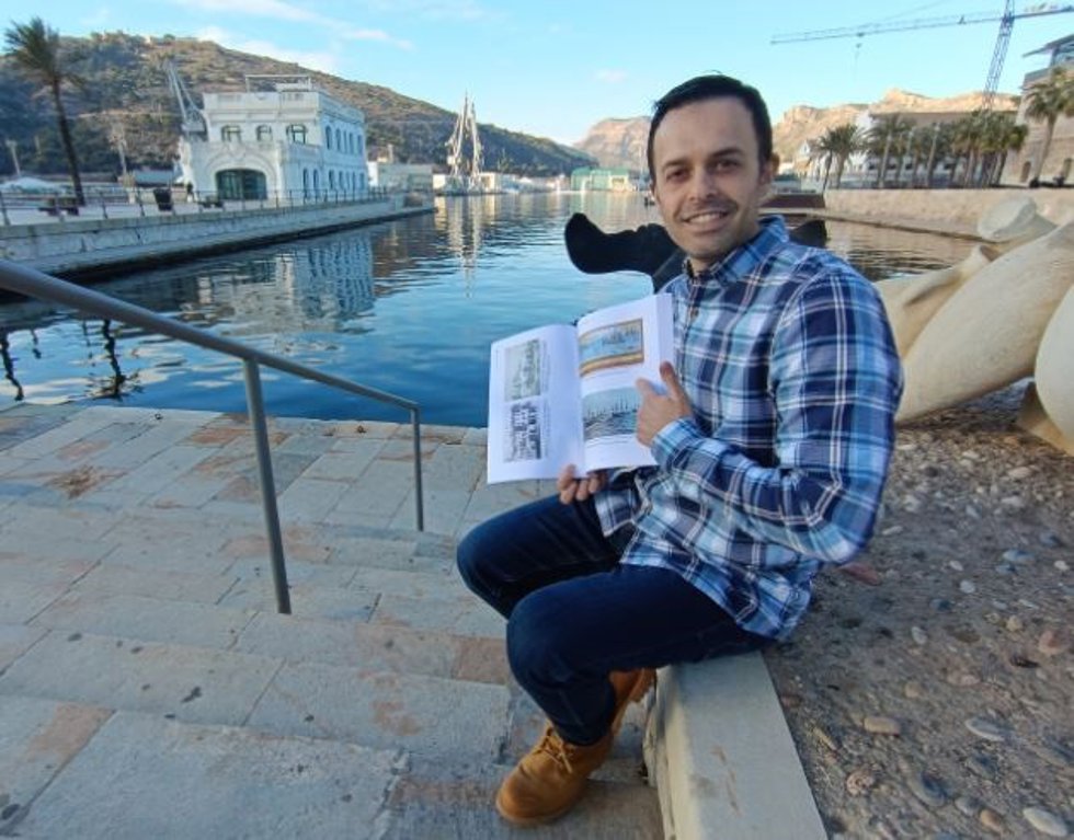 Eduardo Carrión en el puerto de Cartagena con el monte Galeras al fondo, desde cuya fortificación se lanzó el cañonazo que dio inicio a la sublevación cantonal, en julio de 1873