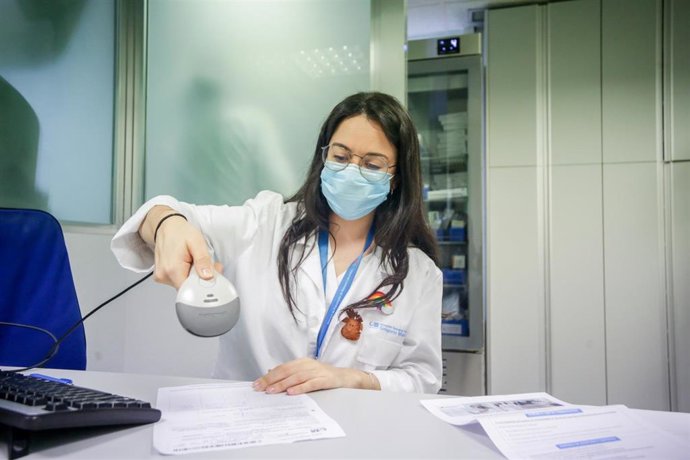 Archivo - Una farmacéutica lee el código de barras de una receta electrónica