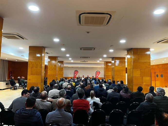 Reunión de agriucltores, convocada por Freshuelva y otras organizaciones agrícolas.