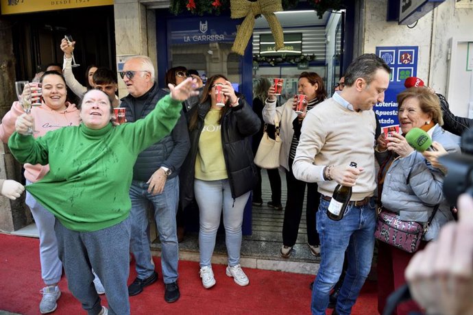 Agraciados de una administración celebran que han vendido parte del número 88008 