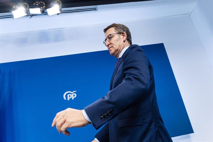 El líder del PP, Alberto Núñez Feijóo, a su llegada a una rueda de prensa, en la sede del partido en la calle Génova, a 11 de enero de 2024, en Madrid (España).