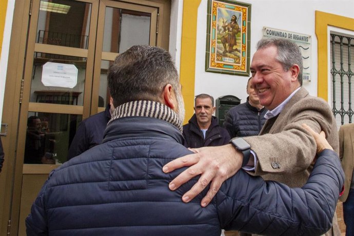 El secretario general del PSOE-A, Juan Espadas, en una reunión con la Comunidad de Regantes de las Marismas del Guadalquivir en la localidad sevillana de Los Palacios y Villafranca.
