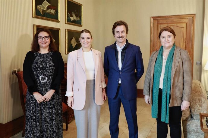 La presidenta del Govern, Marga Prohens, la consellera de Salud, Manuela García, el vicepresidente de Sonrisa Médica, Ignacio del Rio, la gerente, Marta Barri.