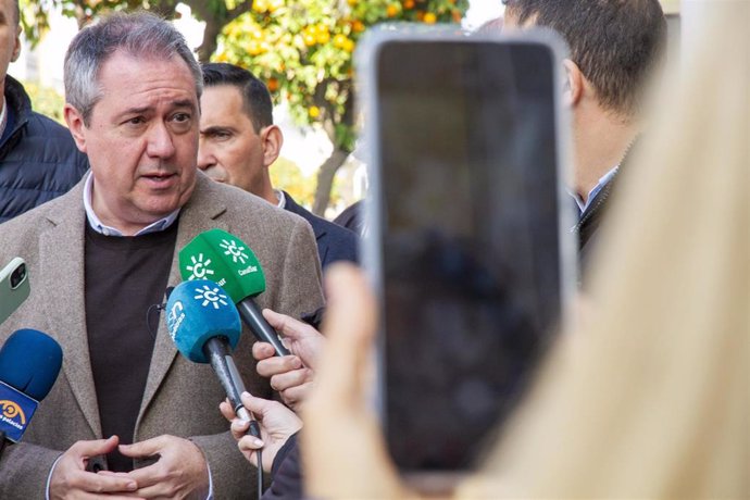 El secretario general del PSOE-A, Juan Espadas, atiende a los medios en Los Palacios y Villafranca (Sevilla).