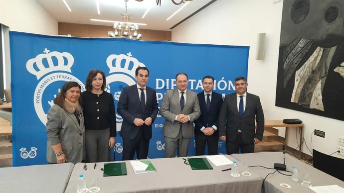 Autoridades en la firma del acuerdo.