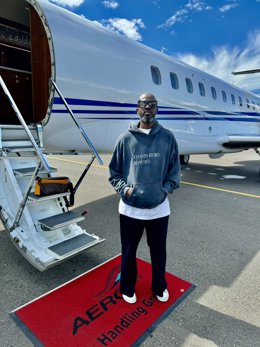 El dj Black Coffee en una imagen publicada en su twitter antes de un viaje a República Dominicana.