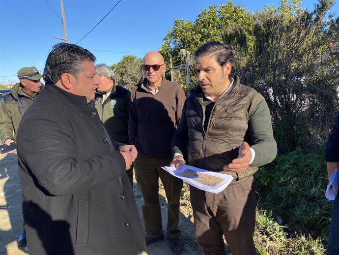 El delegado de Sostenibilidad, Medio Ambiente y Economía Azul de la Junta en Huelva, Pedro Yórquez, junto al alcalde de Villarrasa, Arturo Alpresa.