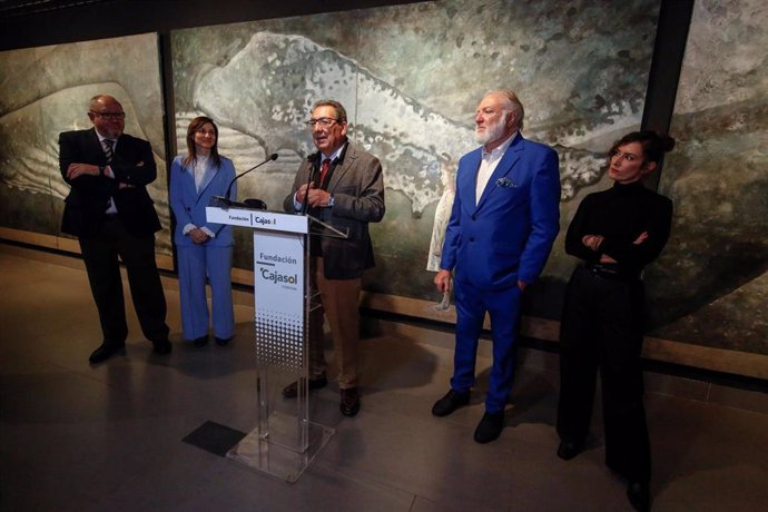 Pulido (centro) interviene en la inauguración de la exposición, junto a la comisaria y la coordinadora de la misma, el pintor (2 dcha), el rector de la UCO.