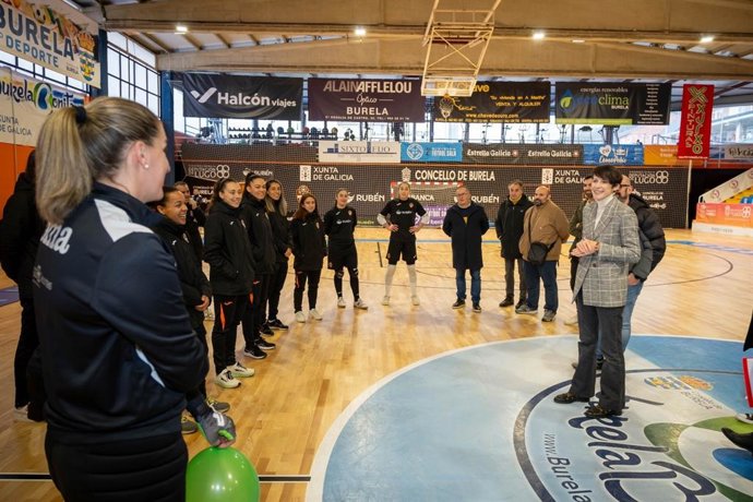 La portavoz nacional del BNG y candidata a la presidencia de la Xunta, Ana Pontón, con las jugadoras de fútbol sala del Burela-Pescados Rubén, a 11 de enero de 2024.