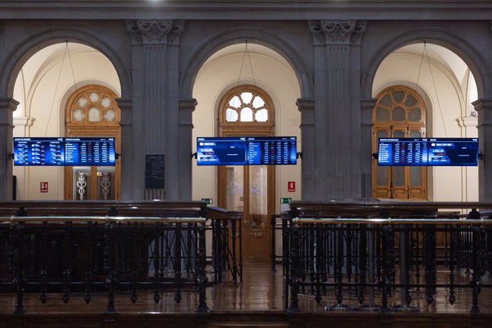 Archivo - Varios paneles del Ibex 35, en el Palacio de la Bolsa, en Madrid (España).