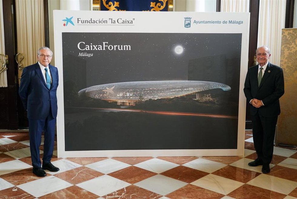 El alcalde, Francisco de la Torre (d) y el presidente de la Fundación 'la Caixa', Isidro Fainé (i) presentan el proyecto, a 11 de enero de 2023, en Málaga, Andalucía (España).