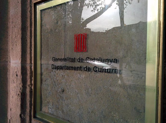 Archivo - Placa de la seu de la Conselleria de Cultura de la Generalitat