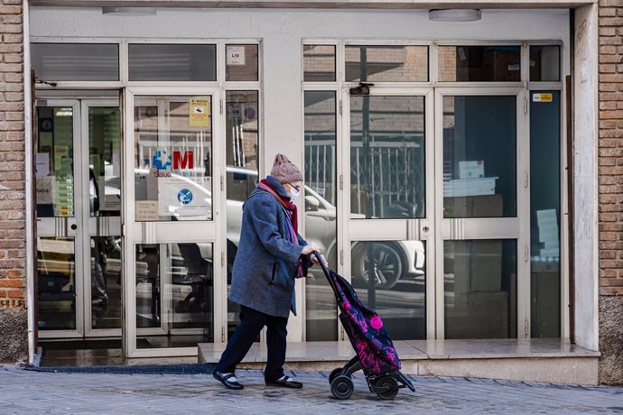 Una mujer con mascarilla en la puerta del centro de salud Martín de Vargas, a 5 de enero de 2024, en Madrid (España). Los contagios por gripe han aumentado un 75,7 por ciento en una semana en España, ya que la incidencia ha pasado de 249,4 casos por 100.0