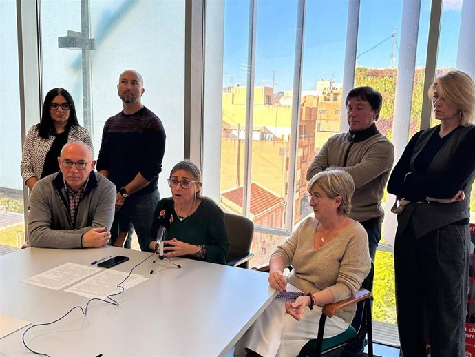 La secretaria general y portavoz del grupo municipal socialista en Sant Vicent del Raspeig, Asun París, y concejales socialistas.