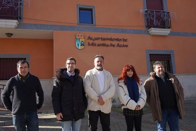 Manuel Pineda, centro, en su visita a Miranda de Azán (Salamanca), junto a integrantes del equipo de Gobierno en la localidad