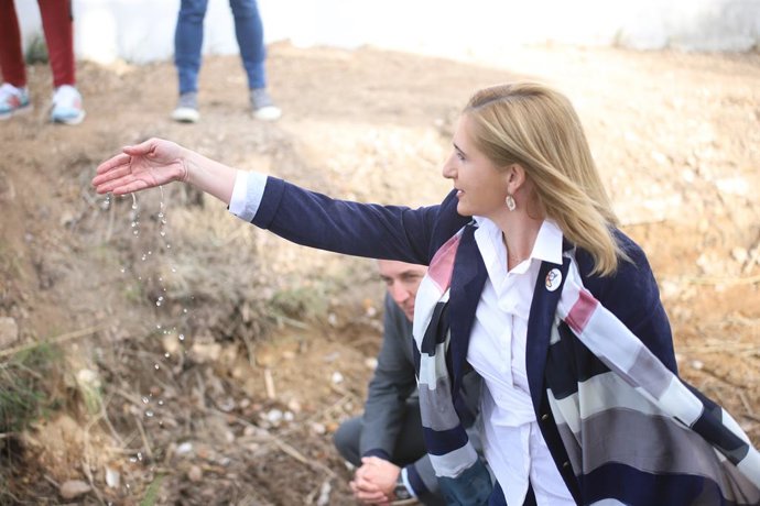 La consellera de Medio Ambiente, Agua, Infraestructuras y Territorio, Salomé Pradas, en su visita al Parc Natural de l'Albufera tras presidir la Junta Rectora del parque
