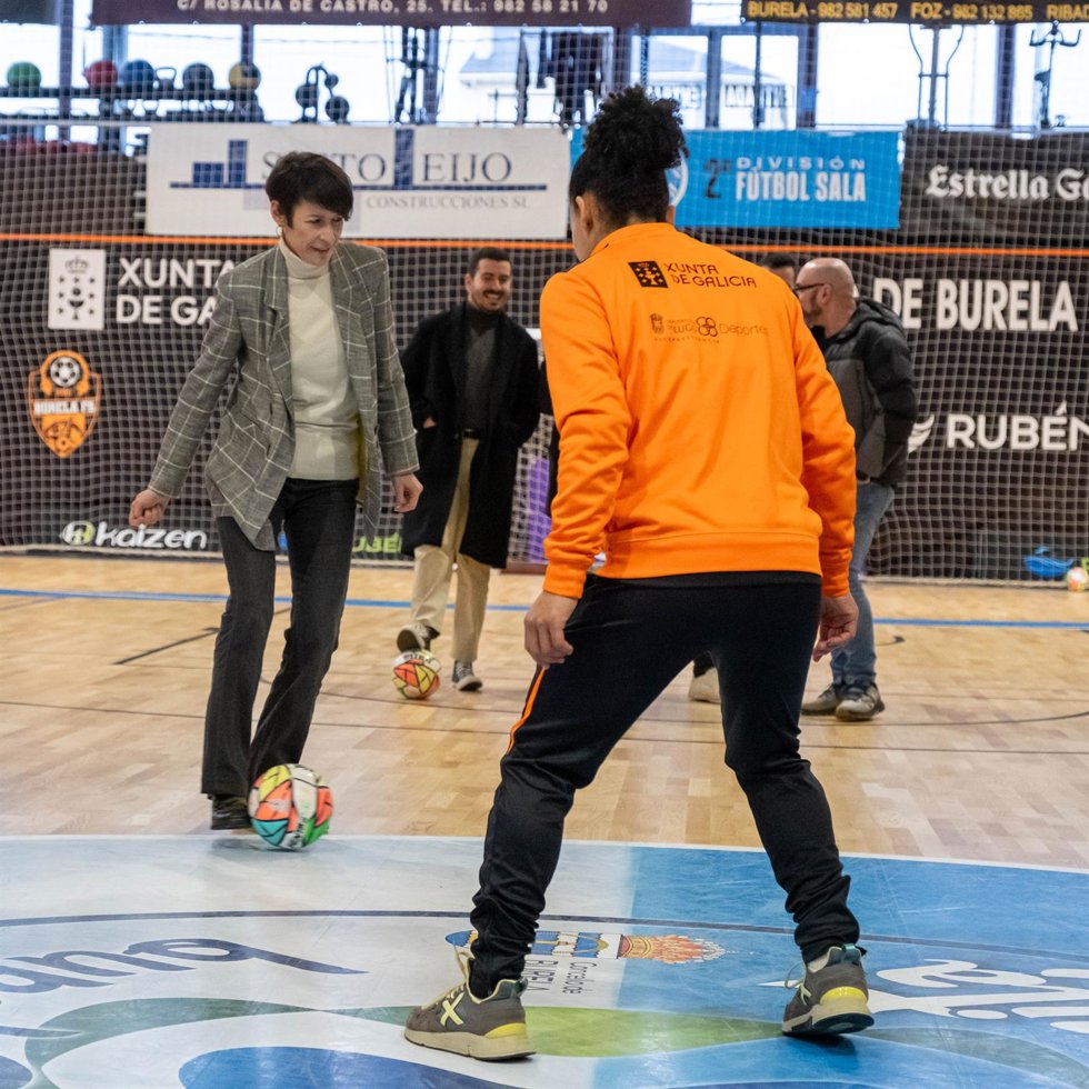 La portavoz nacional del BNG, Ana Pontón, juega al fútbol con las jugadoras del Burela-Pescados Rubén
