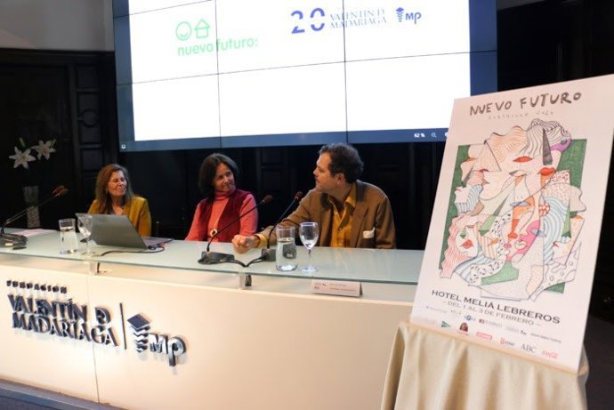 La presidenta de Nuevo Futuro Sevilla, la vicepresidenta de la Fundación Valentín de Madariaga y el autor del cartel.