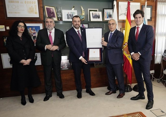 El presidente del Principado de Asturias, Adrián Barbón, recoge la placa olímpica del COE de manos del presidente de dicho organismo, Alejandro Blanco.