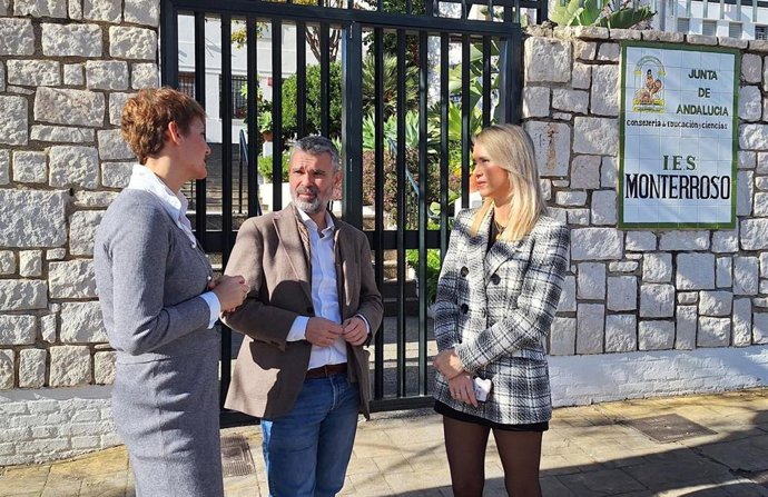 Patricia Alba y José Bernal, diputados del PSOE, junto a la portavoz del partido en Estepona, Emma Molina.