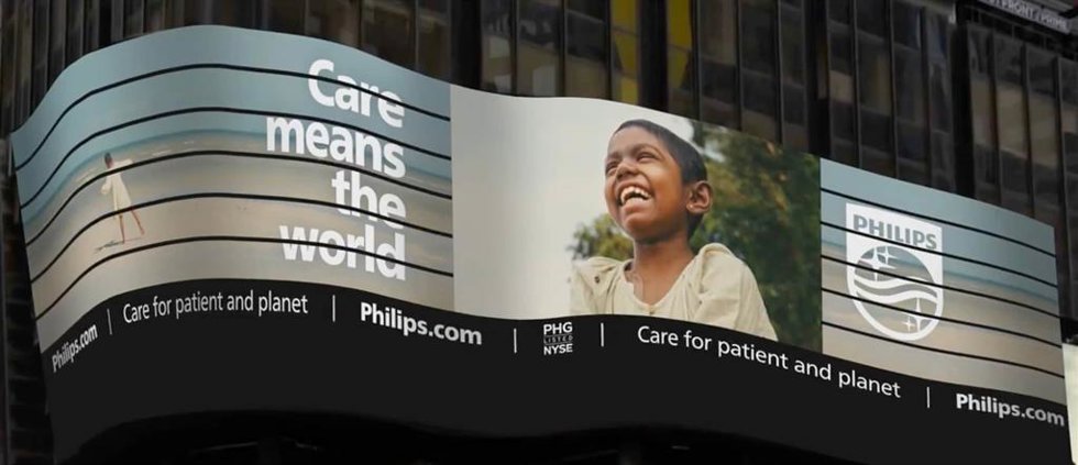 Imagen de la campaña Care means the world en Times Square (Nueva York)