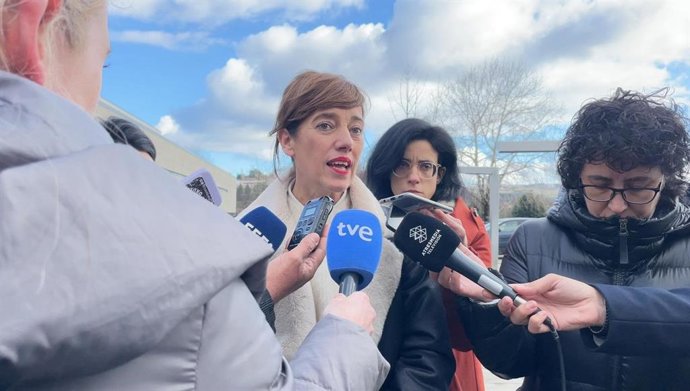 La candidata de Sumar Galicia a la Xunta y portavoz en el Congreso, Marta Lois, en declaraciones a los medios este jueves 11 de enero en Santiago de Compostela