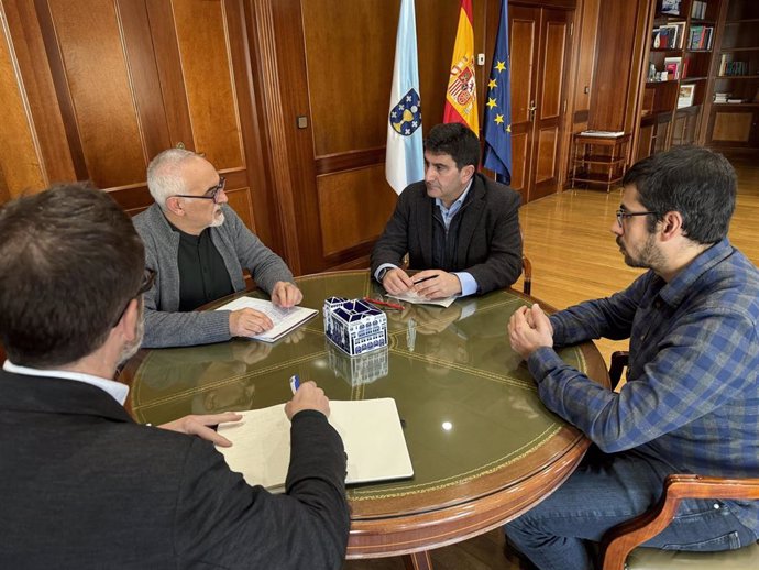 El delegado del Gobierno en Galicia, Pedro Blanco, en una reunión con la directiva de Adega para abordar la situación provocada por el vertido de pélets en la costa