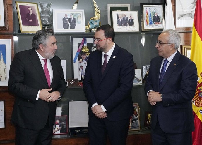 El presidente del Principado, Adrián Barbón, durante la recepción de la placa olimpica al merito deportivo