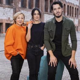 Archivo - El elenco de 'Nuestros actos ocultos', con Carmen Machi (i) y Macarena García (centro)