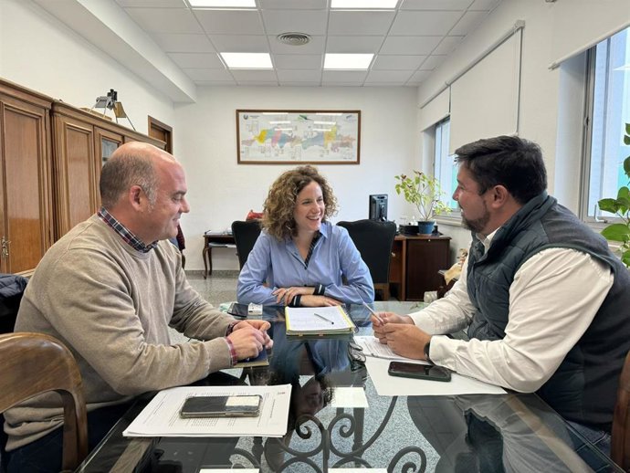 El alcalde de Lora del Río, Antonio Enamorado, con la técnico responsable de zona de la Confederación Hidrográfica del Guadalquivir (CHG), María José González Sendra.