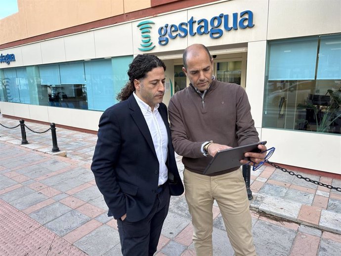 El delegado de Gestagua en Fuengirola, Enrique Sánchez y el concejal de Infraestructuras del municipio, José Sánchez, han anunciado la medida que se va a poner en marcha en horario de 00.00 a 07.00 horas los días de entre semana.