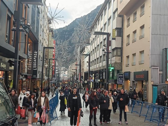 Turistas en la avenida Meritxell durante las fiestas navideñas