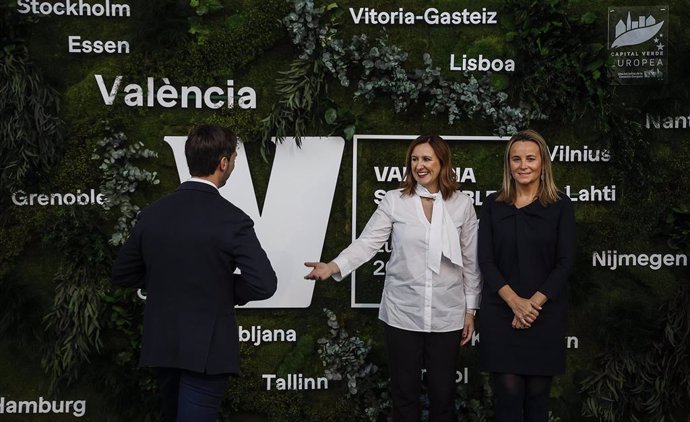 La alcaldesa de Valncia, María José Catalá, junto a la concejala de Turismo e Innovación en la ciudad, Paula Llobet, en la jornada con la que ha arrancado el programa de actos de la Capitalidad Verde Europea 2024.