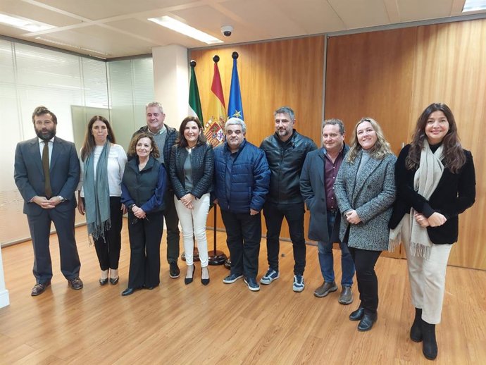 Representantes de la Federación de Empresarios del Metal y de las centrales sindicales CCOO y UGT se han reunido con la consejera de Empleo, Empresa y Trabajo Autónomo, Rocío Blanco, para presentarle el Plan Anual de Formación para el Metal 2024.
