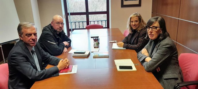 José Donoso, director general de Unef; Javier Fernández-Font, responsable de Unef en  Asturias; Belarmina Díaz, directora general de Energía y Minería y Nieves Roqueñí, consejera de Transición Ecológica