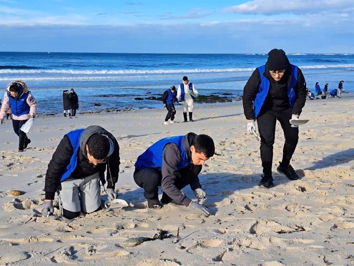 Voluntarios de Afundación limpian la playa de Lariño