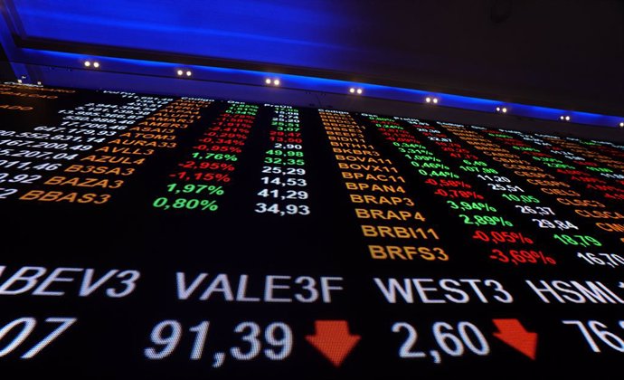 Archivo - 25 February 2022, Brazil, Sao Paulo: A screen displays the Financial Market Movement at the headquarters of the Stock Exchange (B3) in downtown Sao Paulo. Photo: Cris Faga/ZUMA Press Wire/dpa
