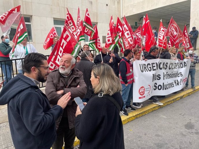 Rodríguez en a puerta de Urgencias en Cádiz ern la protesta de los sindicatos.