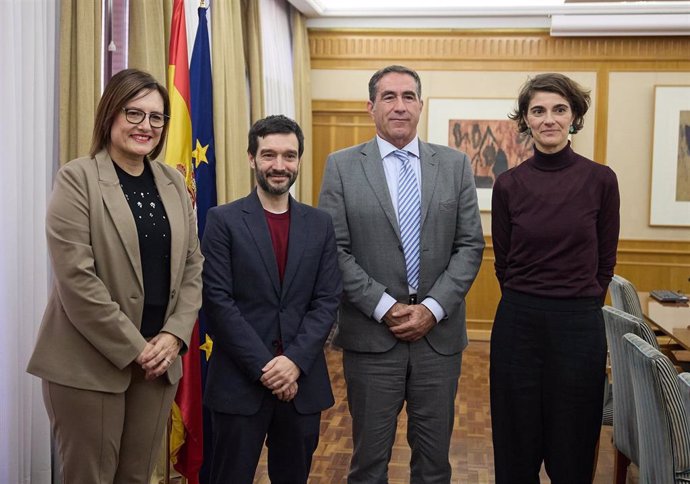 La consejera de Infancia del Gobierno de Canarias, Candelaria Delgado, con el ministro de Derechos Sociales, Pablo Bustinduy