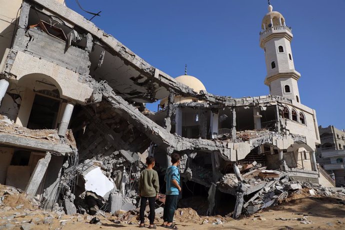 Archivo - Edificios destruidos por los bombardeos del Ejército de Israel contra la ciudad de Jan Yunis, en el sur de la Franja de Gaza