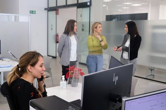 La alcaldesa de Alcalá de Guadaíra, Ana Isabel Jiménez, junto a la delegada responsable de Modernización Administrativa y Atención a la Ciudadanía, Ángeles Ballesteros, ha visitado las nuevas oficinas OAC.