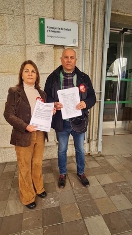 UGT entrega en la Delegación de Salud firmas por la climtización en el centro de salud de Aracena.